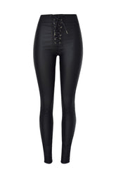 Pantalones de cuero con correa de metal y cremallera